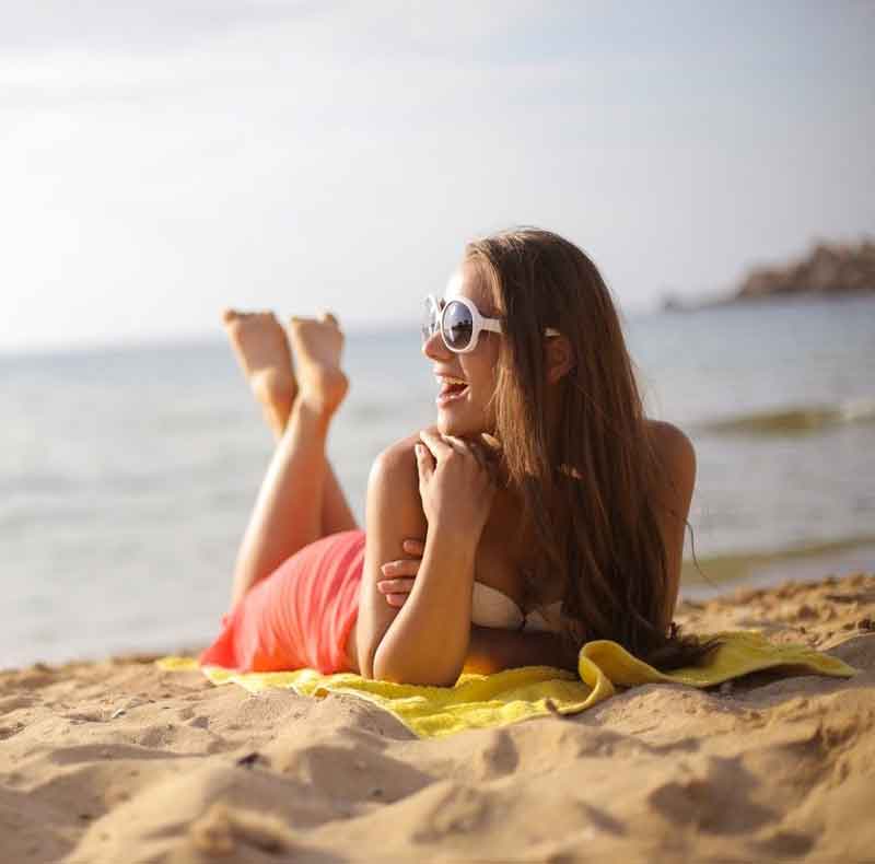 femme qui rigole sur la plage